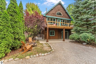 525 E Oak St, Leland, MI 49654