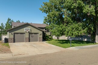 695 SW 7th St, Dickinson, ND 58601