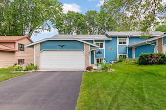 1061 Eastview Cir, Shakopee, MN 55379