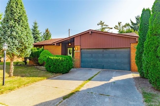 5035 Hillcrest Ct, Trenton, MI 48183