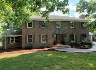 8415 Bridge Rd, Grosse Ile, MI 48138