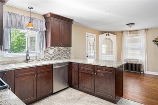 7 Bradford Rd, Cranston, RI 02910