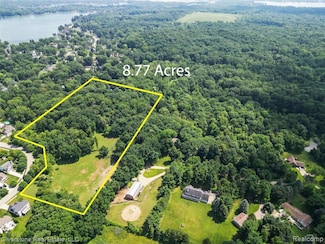 000 W Pointe Dr, Waterford Township, MI 48329