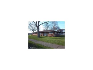 515 E 11th St, Uhrichsville, OH 44683