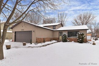 2325 Mecan Dr, Naperville, IL 60564