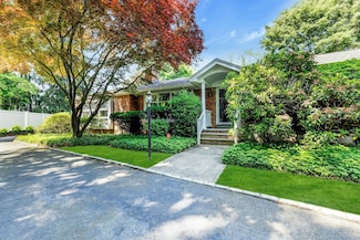 7 Woods Rd, Locust Valley, NY 11560