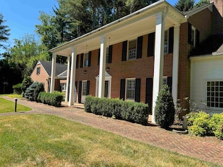15 Hickory Rd, Radford, VA 24141