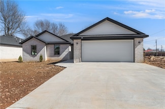 1373 Gary St, Springdale, AR 72764