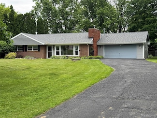 4403 Killarney Park Dr, Burton, MI 48529