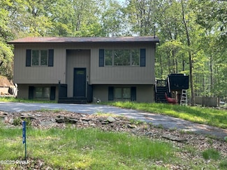 110 Gold Ct, Milford, PA 18337