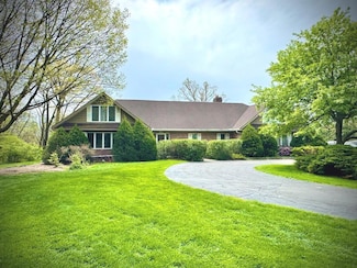 951 Hillcrest Rd, Elgin, IL 60123