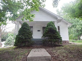 16 W 10th St, Carrollton, MO 64633
