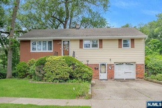 30 Lakeside Ave, Bloomingdale, NJ 07403