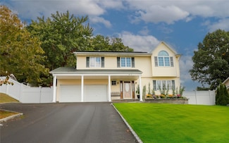 25 Glacier Dr, Smithtown, NY 11787