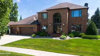 285 Grassy Hills Ln, Grand Forks, ND 58201