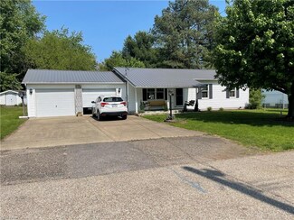 756 Tuttle St, Belpre, OH 45714