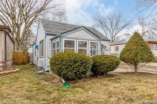 20115 Floral St, Livonia, MI 48152
