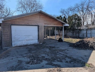 1813 Mackinaw St, Saginaw, MI 48602