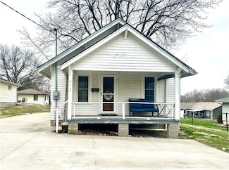 912 W 1st St, Maryville, MO 64468