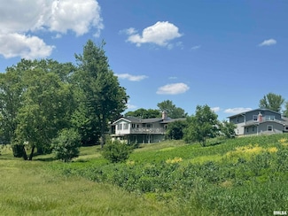751 N 10th St, Clinton, IA 52732
