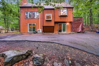 453 Lakeside Dr, East Stroudsburg, PA 18301