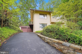 11219 S Shore Rd, Reston, VA 20190