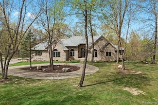 9997 Applegate Ln, Brighton, MI 48114