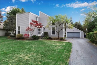 10 Woodmoor Cir, East Amherst, NY 14051