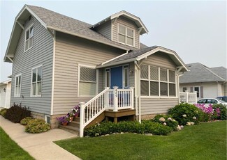 809 W 2nd St, Pella, IA 50219
