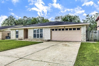 4327 Lucian Ln, Friendswood, TX 77546