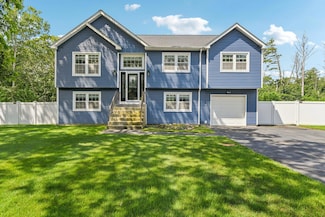 2 Sommerset Dr, Yaphank, NY 11980