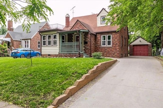 862 40th Place, Des Moines, IA 50312