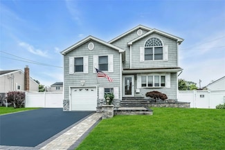 484 N Atlanta Ave, Massapequa, NY 11758