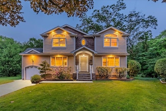 8 Trezza Ct, Bellmore, NY 11710