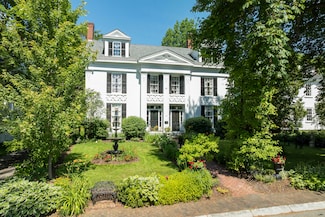 18 High St, Wiscasset, ME 04578