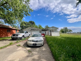 206 E Maple St, Roberts, IL 60962