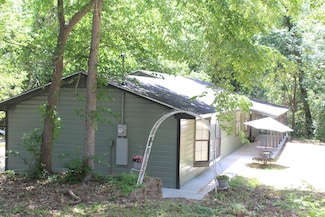 114 Clover Ln, Palestine, TX 75803