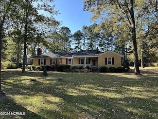 13420 Oakwood Dr, Laurinburg, NC 28352