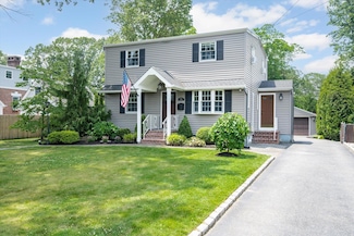801 Southside Ave, West Islip, NY 11795