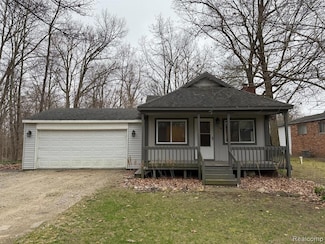 2976 Giddings Blvd, Highland, MI 48356