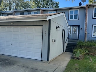 224 Oakwood Ln, Bloomingdale, IL 60108