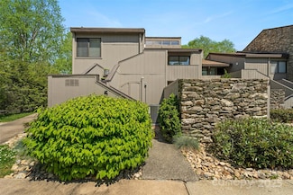 5 Lakemoor Ln, Hendersonville, NC 28739