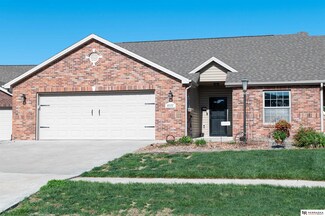 8220 Trail Ridge Ct, Lincoln, NE 68505