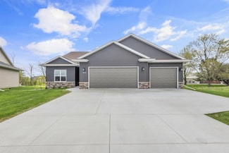 3153 Lazy Oak Ct, Green Bay, WI 54311