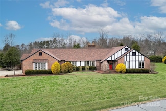 2126 Cedar Rock Estate Dr, Lenoir, NC 28645