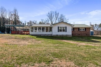200 Evergreen Dr, Walhalla, SC 29691