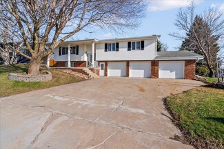 808 Crestview Dr, Traer, IA 50675