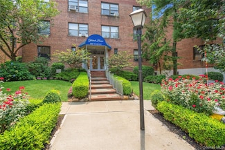 90 Schenck Ave Unit 2L, Great Neck, NY 11021