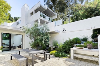 11210 Briarcliff Ln, Studio City, CA 91604