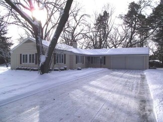 194 River Dr, Trout Valley, IL 60013